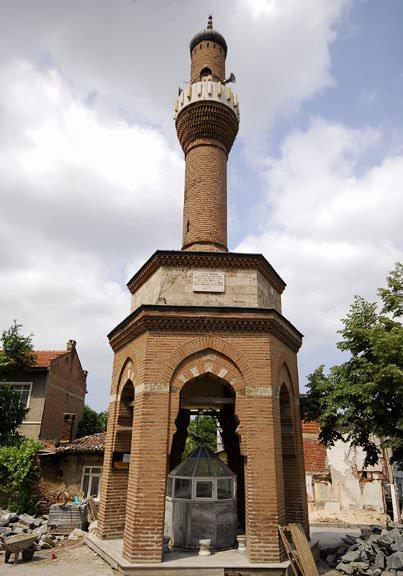 <p><strong>Timurtaş Camii</strong></p>

<p>Bursa</p>

<p>Şadırvan üzerine yapılmış müstakil bir minaresi vardır.İslam mimarisindeki şadırvanlı tek minaredir.Bursa'daki minarelerin çoğu 1855tarihindeki zelzeleyle yıkılmıştır.mesela Bursa Ulucami'nin çifte minareleri aslında yivli sütunlar biçiminde ve çinilerle süslüydü.</p>
