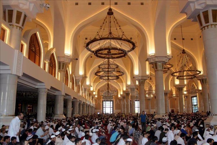 <p>Katar'ın başkenti Doha'daki Müslümanlar, Ramazan Bayramı namazı için sabahın erken saatlerinde camilere akın etti. Muhammed bin Abduvahab Camisi'ni dolduran vatandaşlar bayram namazını kılarak dua etti.</p>
