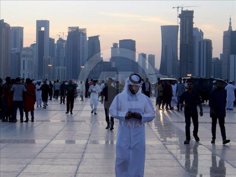 <p>Katar'ın başkenti Doha'daki Müslümanlar, Ramazan Bayramı namazı için sabahın erken saatlerinde camilere akın etti. Muhammed bin Abduvahab Camisi'ni dolduran vatandaşlar bayram namazını kılarak dua etti. </p>