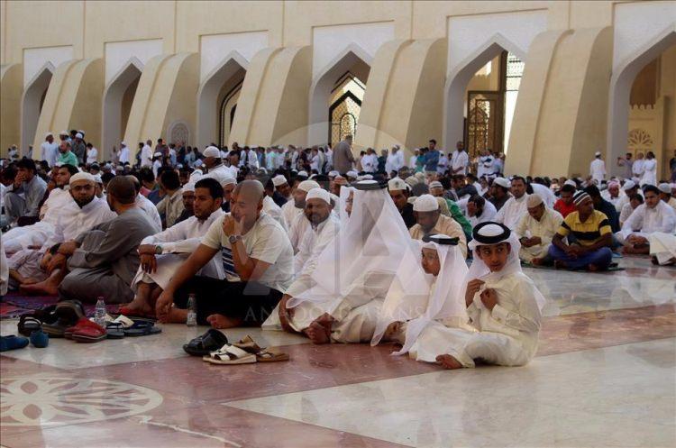 <p>Katar'ın başkenti Doha'daki Müslümanlar, Ramazan Bayramı namazı için sabahın erken saatlerinde camilere akın etti. Muhammed bin Abduvahab Camisi'ni dolduran vatandaşlar bayram namazını kılarak dua etti. </p>