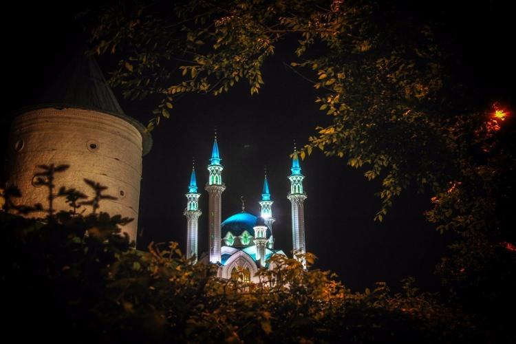<p>Rusya'nın Kazan kentinde yaşayan Müslümanlar, Kul Şerif Cami'sinde bir araya gelerek bayram namazı kıldı.</p>