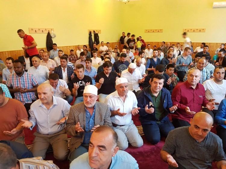 <p>Budapeşte’deki 2 Türk mescidinden biri olan 8. Bölgedeki Macaristan’da yaşayan Anadolu Vakfı mescidinde bayram namazı için buluşan Müslümanlar hep birlikte namazlarını kıldılar. </p>
