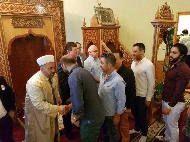<p>Türkiye’nin Macaristan Büyükelçisi Şakir Fakılı’nın da yer aldığı bayram namazını, Türkiye Cumhuriyeti Din İşleri Ataşesi Hüseyin Ersoy hoca kıldırdı. Bayram namazına büyük ilgi gösteren Müslüman cemaat, namazın ardından bayramlaştı ve birlikte kahvaltı yaptı. </p>

