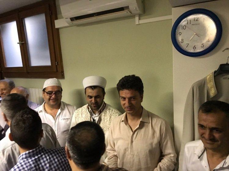 <p>Duanın ardından İmam Çonoğlu, Türkiye'nin Cenevre Başkonsolosu Hüseyin Barbaros Dicle ve Müslüman Cemaati Vakfı Yöneticisi Ender Demirtaş, cemaatle bayramlaştı.</p>
