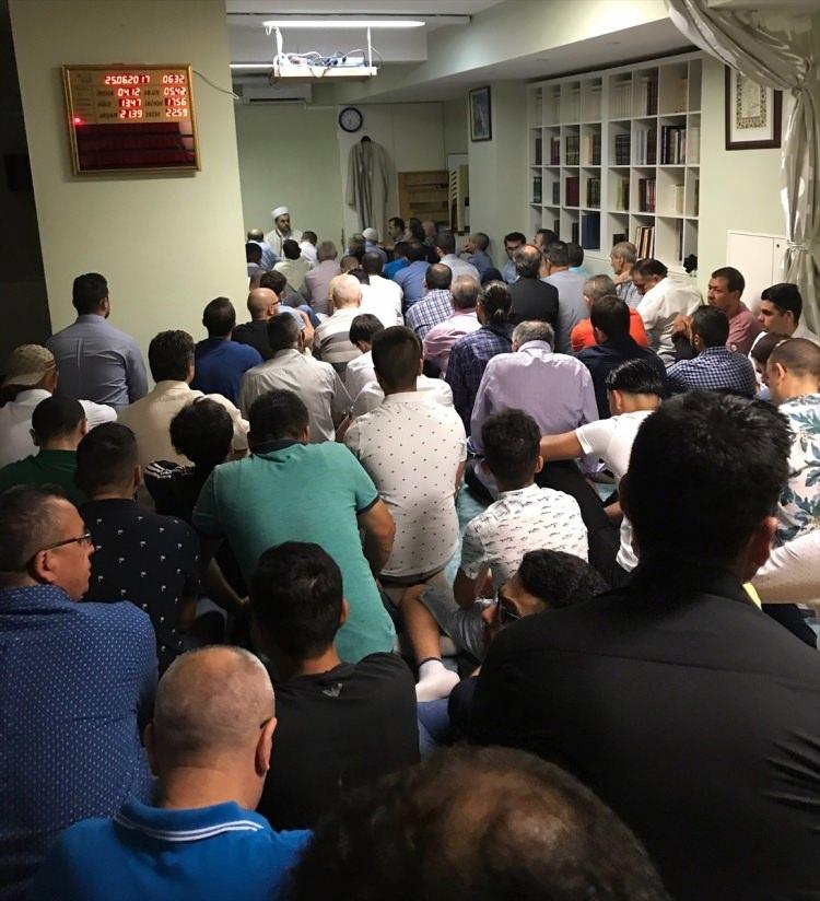 <p>İsviçre'nin Cenevre kentinde yaşayan Türk vatandaşları, bayram namazını kılmak için Müslüman Cemaati Vakfı Camisi'ne akın etti. </p>
