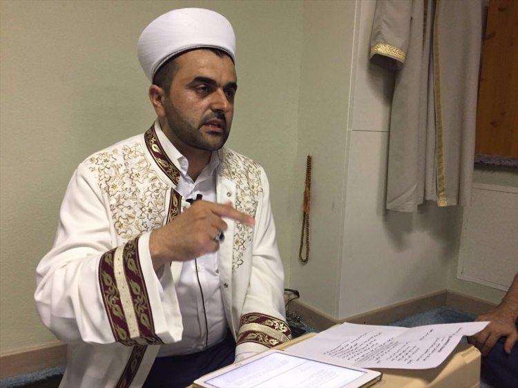 <p> İmam Rüstem Çonoğlu, hutbede bayramın zulüm altındaki tüm Müslümanların kurtuluşa ermesine vesile olmasını diledi.</p>