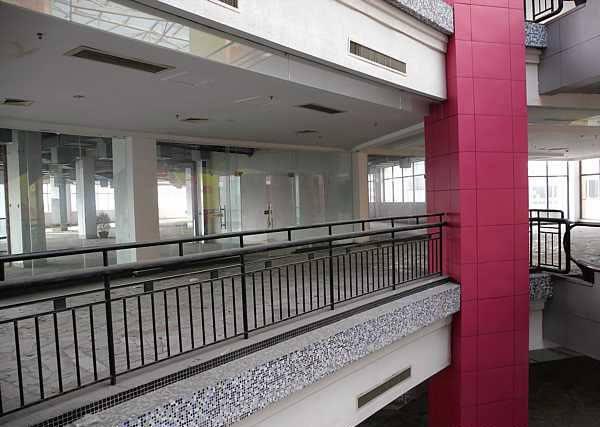 Mağazaların yanı sıra IMAX sinema salonları ve otel de kapalı