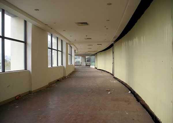   Dongguan 10 milyon nüfuslu bir şehirdi. Alışveriş merkezinin 10 kilometre çapındaki alanda yaşayan sayısı ise 4 milyondu.