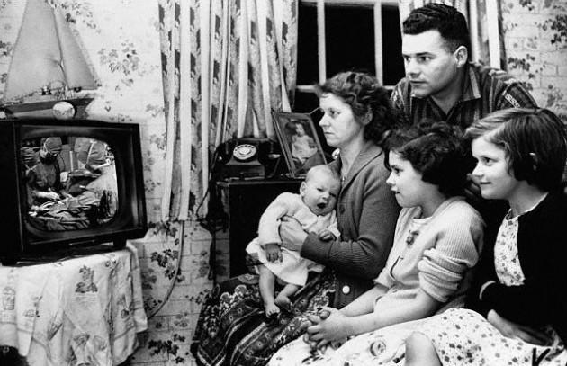  1975'de İngiliz bir &ccedil;ift televizyonda en sevdikleri programı izlerken erkek yarım saat s&uuml;ren bir g&uuml;lme krizi sonucu kalp krizi ge&ccedil;irerek &ouml;ld&uuml;. Eşi, cenazeden sonra programın yapımcılarına bir mektup yazarak, kocasını hayatının son dakikalarında bu kadar mutlu ettikleri i&ccedil;in teşekk&uuml;r etti. 