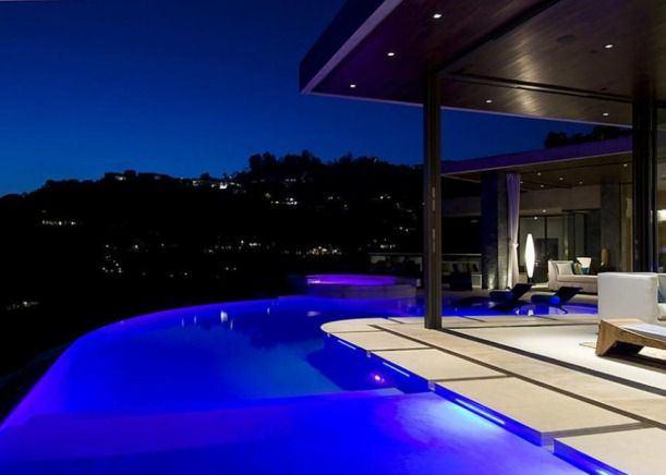 &Ccedil;ifter &ccedil;ifter yatak odaları, muhteşem bir havuz ve havuz başında yataklar...