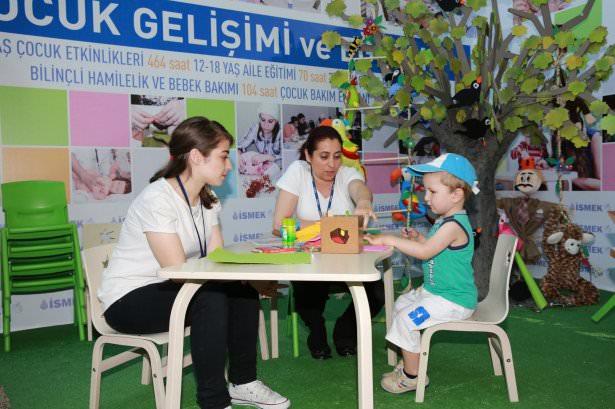 <p>220 binin üzerinde vatandaşa eğitim veren İSMEK'in Feshane'de açtığı dünyanın en büyük el sanatları sergisi büyük ilgi görüyor.</p>