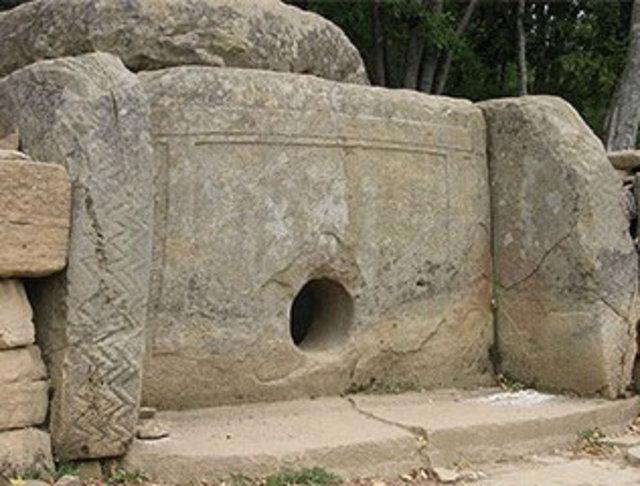 <p>Birbirinden çok uzakta farklı ülkelerde görülen ve aynı şekilde inşa edilmiş taş yapılar.</p>
<p> </p>