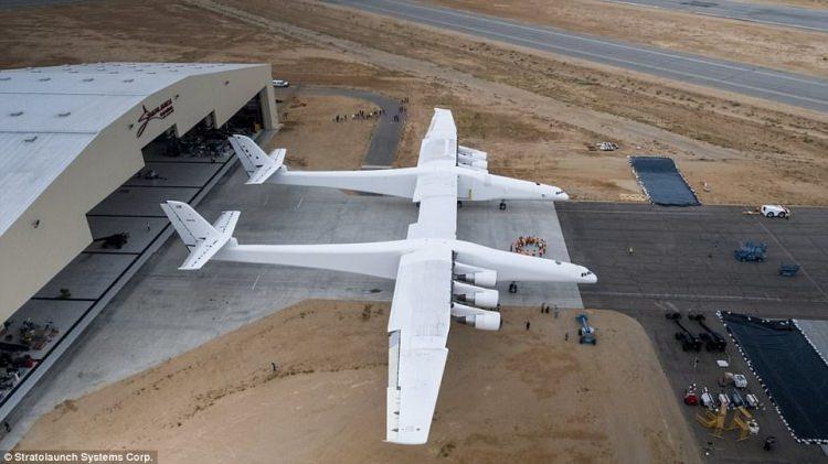 <p>Toplamda 28 tekerleğe sahip olan Stratolaunch, askeri görevlerde kullanılmak üzere tasarlandı</p>
