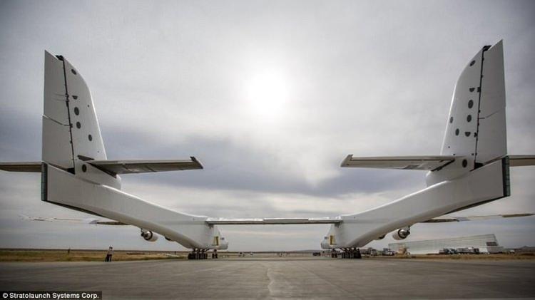 <p>Yaklaşık 6 yıldır 100 çalışanı ile birlikte uçak üzerinde çalışan Stratolaunch Systems firması nihayet dünyanın en büyük uçağı olan Stratolaunch’ı görücüye çıkardı</p>
