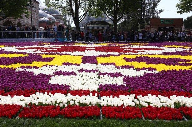 <p><strong>SAKSI SAKSI DOKUNDU</strong></p>

<p>İstanbul'un simgesi olan lale bu yıl ikinci kez, saksı saksı halıya dokundu.  </p>
