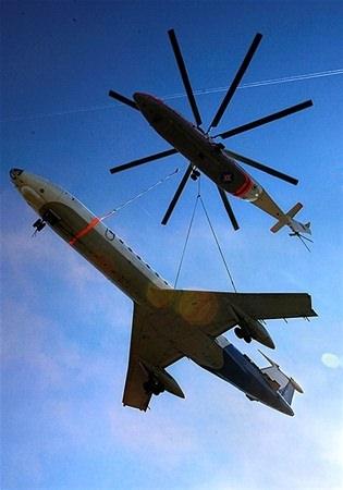 <p>Dev helikopter koca bir yolcu uçağını bile rahatlıkla kardırabiliyor.</p>
<p> </p>