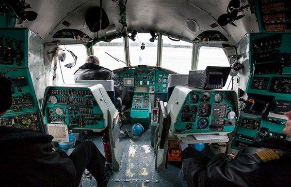 <p>Uçağın kokpiti analog göstergelerden oluşuyor. Saatte en fazla 290 kilometre hıza çıkabilen helikopterin menzili ise 1920 kilometre.</p>
<p> </p>
