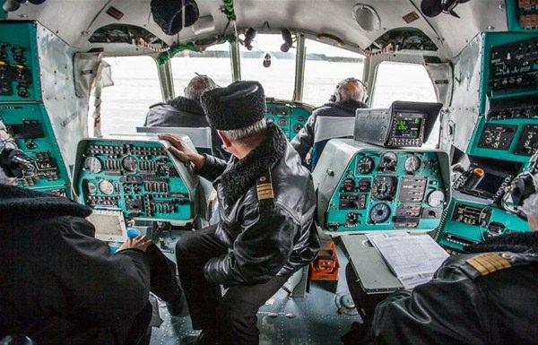 <p>Mi-26'nın uçuş ekibi 2 pilot, bir uçuş mühendisi, bir seyrüseferci, bir teknisyenden oluşuyor.</p>
<p> </p>