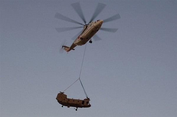 <p>Afganistan'da yapılan operasyonda Kara Kuvvetleri tarafından da ağır nakliye helikopteri olarak seçilen CH-47 Chinook arızalanınca Mi-26 tarafından taşınmıştı.</p>
<p> </p>