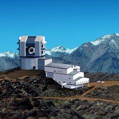 <p>Bu zaman kadar yapılacak en büyük kamera olan LSST, Şili’nin Cerro Pachon dağında kurulacak ve 3 ton ağırlığında olacak. Farklı CCD tipi sensörün (189 adet) bir araya getirilmesi sonucunda dev bir görüntüleme mekanizması içerecek olan kamera, 644 km uzaklıktaki bir otomobilin farlarını bile net bir şekilde görüntüleyecek. Evreni daha iyi anlamamızı sağlayacak bu görüntülerin kaplayacağı depolama alanı ise ortalama 6000 terabayt olacak.</p>
