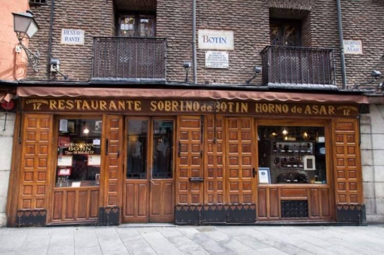 <p>Dünyanın en eski restoranı olarak adını<strong> Guinnes Rekorlar Kitabı’</strong>na yazdıran<strong> 'Restaurante Sobrino de Botin', </strong>Madrid’de 1725 yılında kurulmuş.</p>
