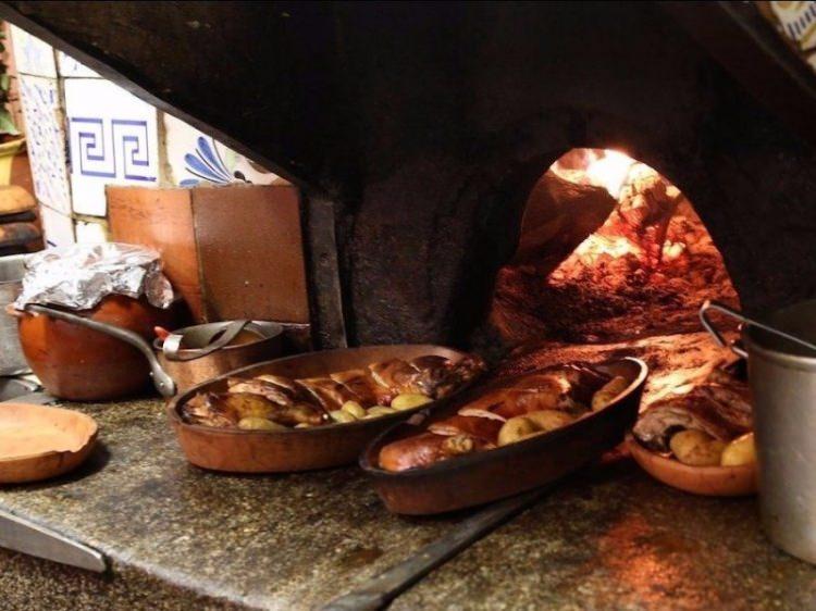 <p>Restoranın en iddialı yemeği ise ddun ateşindeki fırınlarda pişirilen Kastilya usülü süt kuzusu.</p>
