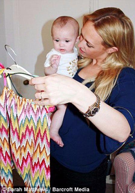 <p>26 yaşındaki annesinin tarz kıyafetler giydirip poz verdirdiği İngiliz bebek Freya Fossaceco'nun birbirinden sevimli fotoğrafları</p>
