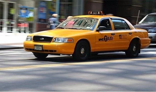 <p>Olaydan 1 yıl sonra kardeşi de aynı motorla giderken aynı taksi şöfürü tarafından kazaya kurban gitmiş. </p>

