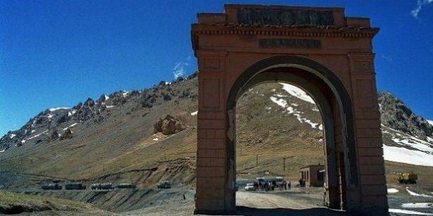 <p>Kırgızistan - Çin sınırı. 3900 metre yükseklikte yer alan bu geçitteki kapı oldukça ilginç</p>
