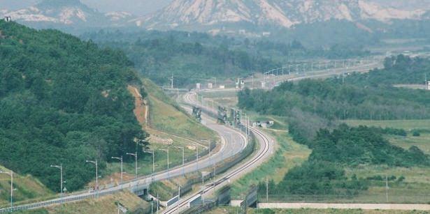 <p>Kore Tarafsız Bölgesi, Kuzey ve Güney Kore arasında bulunan 258 km uzunluğunda ve 4 km genişliğinde dikdörtgen bir bölgedir. Dünyanın en fazla asker tarafından korunan sınırı olan bu bölgeye neredeyse hiç kimse giremez</p>
