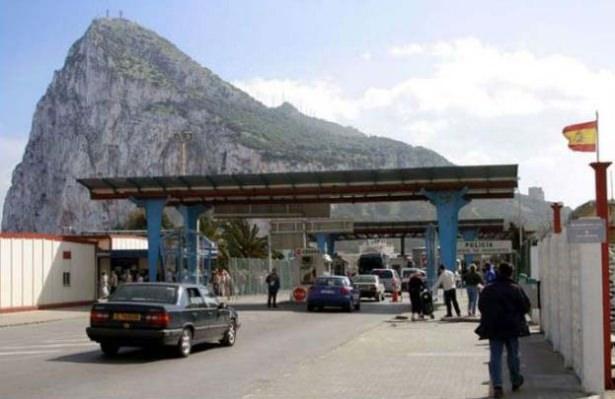<p><strong>İngiltere - İspanya</strong></p>
<p> </p>
<p> </p>
<p>İspanya'nın ucundaki Gibraltar yarım adası İngiliz kolonisi. Gibraltar'dan İspanya'ya geçiş de bu şekilde oluyor.</p>