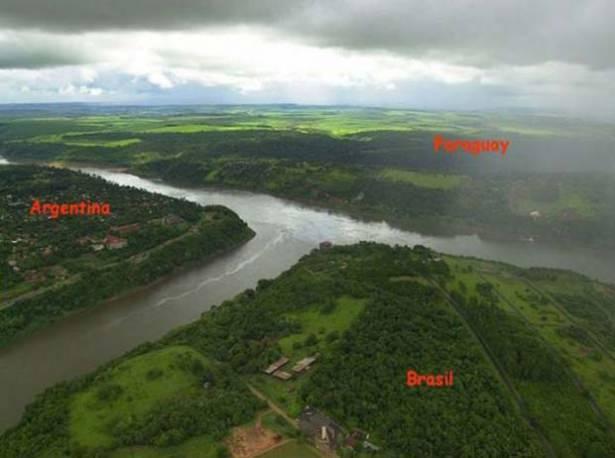 <p><strong>Arjantin, Paraguay ve Brezilya</strong></p>

<p> </p>

<p> </p>

<p>Igauzu ve Parana Nehirlerinin kesiştiği 3'lü kesişim noktası</p>

