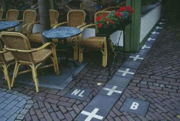 <p><strong>Hollanda - Belçika</strong></p>

<p> </p>

<p> </p>

<p>Baarle kentindeki sınır.</p>
