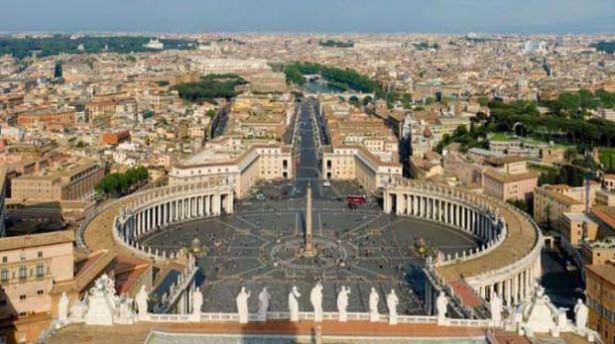 <p><strong>Vatikan - İtalya</strong></p>

<p> </p>

<p> </p>

<p>Ünlü St. Peter's Meydanına giriş Roma ile Vatikan'ın resmi sınırını oluşturuyor.</p>
