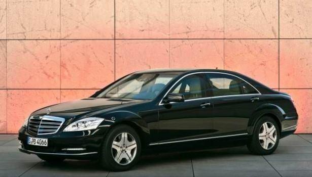 <p>Mercedes Benz S-Guard 400.000 Dolar. Mercedes Benz sınıfı zırhlı araba, piyasadaki en popüler araçlardan biridir. Aracın dışı boyunca zırhlı özellikler uygulansa da araç şıklığından ödün verilmeden yapılmıştır. Mercedes Benz S-Guard, M60 makineli tüfek saldırısına dayanacak kadar güçlü oluşturulmuştur. S-Guard, bir gaz saldırısı durumunda dış deliklerini kapatır ve aracın içine taze hava sağlayacak kendi oksijen sistemini devreye sokar.</p>
