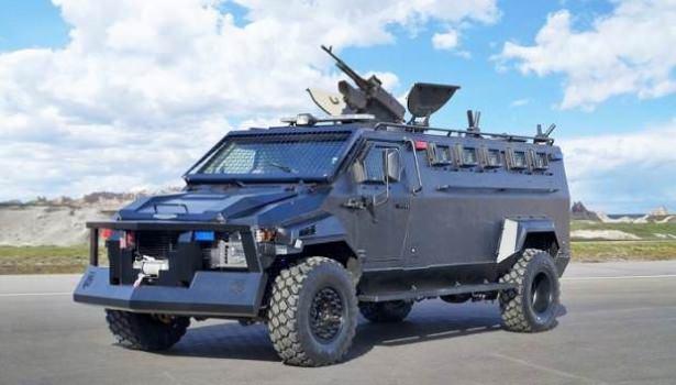 <p>Huron APC 630.000 Dolar. Bu araç oldukça ağır olmasıyla dikkat çeker. Horon, M80 mühimmatı başta olmak üzere; ağır yanıcı ve patlayıcı silahları taşıyabilir. Huron APC, makineli tüfek ve el bombalı saldırılara dayanıklı yapıda tasarlanmıştır. Zırhlı araç, askeri savunmadan ziyade özel kullanım için oluşturuldu.</p>