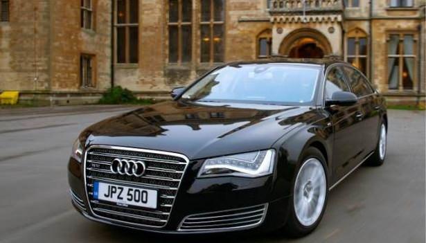 <p>Audi A8 Security 700.000 Dolar. Audi A8 Security, tam zırhlıdır. Ancak, bu zırhın fark edilmesi biraz zor olabilir. Audi A8 Security, normal lüks bir Audi’ye benzetilerek tasarlanmıştır. Bu özel Audi’nin tamamen kurşungeçirmez olduğu Alman Balistik Test Merkezi tarafından onaylanmıştır. Audi’ye göre üretim süreci son derece güvenli bir alanda, uzmanlaşmış işçiler tarafından elle yapılır. İşçiler aracın bileşenlerini tamamlamak için 400 saatten fazla çalışıyor. Araba, ateşle ilgili neredeyse her şeye dayanabilir. A8 ayrıca alıcının ihtiyaçlarına göre özelleştirilmiş; LED sinyalleri, bir duman detektörü, dijital radyo ağları ve bir sirene sahiptir.</p>