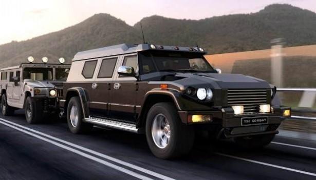 <p>Kombat T98 1.5 Milyon Dolar.Rus üretici Dartz, Beast ile bu listede en pahalı zırhlı araç olarak göze çarpıyor. 1.5 milyon dolar maliyetindeki Kombat T98, Prombron olarak da bilinmektedir. Bu zırhlı SUV’un içi, %100 balina penis derisi ile kaplanır. Araç daha çok Rus siyasiler ve Avrupa’daki prensler tarafından tercih edilmektedir. Tüm özelliklerine ek olarak araç; elmas kaplı beyaz altın göstergelere ve altın kaplama pencereye sahiptir. Ayrıca aracın 8.1 litrelik V8 motoru, kurşungeçirmez olma özelliğiyle patlamalara dayanıklı zırhlar ile donatılmıştır. 1963’ün 22 Kasım’ında John F. Kennedy üstü açık bir otomobil yerine, buradaki zırhlı araçlara benzer bir araç tercih etseydi hayatta kalabilirdi. Ülkemizde ise şehit emniyet müdürümüz Gaffar OKKAN… Dünyada var olan rant kavgaları, hoşgörüsüzlük ve tahammülsüzlük bu tür acı olayları beraberinde getirmektedir ve ne yazık ki bu tür araçlara, bu olaylar nedeniyle ihtiyaç duyulmaktadır.</p>
