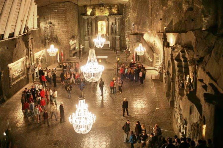 <p> Burası aynı zamanda Polonya’nın en büyük turistik yerlerinden de biri…</p>