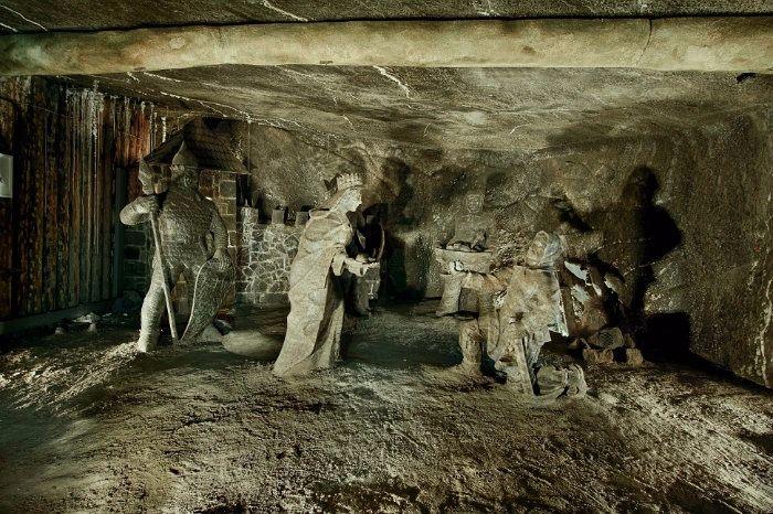 <p>300 kilometreyi aşkın etkileyici galerilere, yaklaşık 3 bin odaya ve ilk üç katı halka açık olan dokuz kata sahip olan karmaşık bir labirent halindedir. Gölün suyunun cilde çok iyi geldiği belirtiliyor.</p>