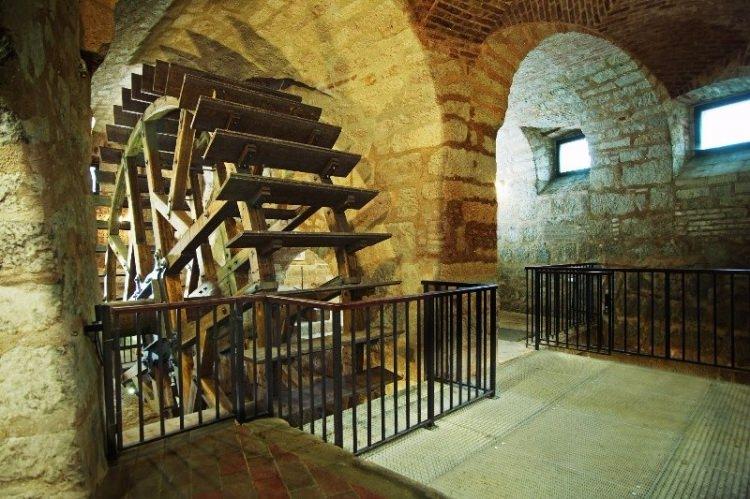 <p>Bu mahzenler bir zamanlar yiyecek ve içeçek varillerini depolamak için kullanılıyordu ve söylentiye göre, saldırı durumlarında da kaçış yolu olarak düşünülüyordu. Mahzen duvarlarının arasında hazinelerin gömülü olduğu da söylentiler arasında…</p>
<p> </p>