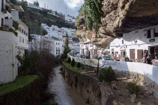 <p>Rio Trejo nehri tarafından aşındırılmış dar bir kanyon boyunca uzanan evler, kanyon duvarlarının içine ve altına doğru inşa edilmiş.</p>
<p> </p>