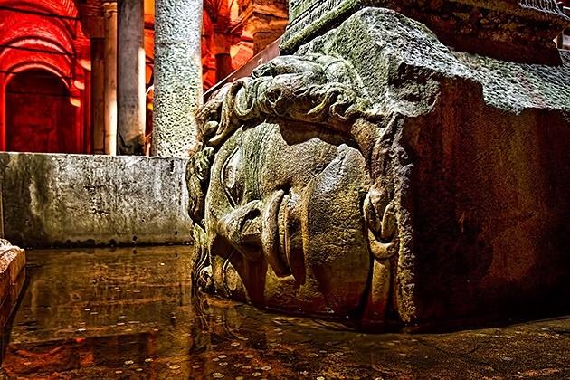<p>Ayasofya’nın hemen yanında bulunan Yerebatan Sarnıcı, ilk olarak geniş bir ticaret ve sanat alanı olarak inşa edilmiş. Ardından İmparator Justinian döneminde şehrin su ihtiyacını karşılamak için sarnıca dönüştürülmüş. Sarnıcın 21 milyon galon su tutma kapasitesi bulunuyor.</p>
<p> </p>