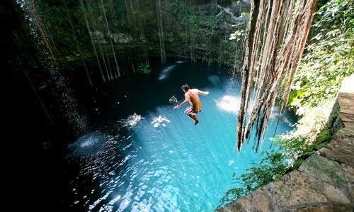 <p>Göldeki parkın içinde bulunan ve doğal olarak meydana gelmiş 'Cenote Ik Kil Doğal Çukuru' görenleri büyülüyor.</p>