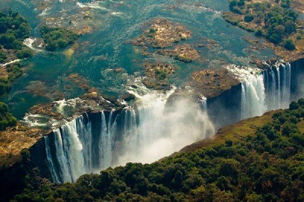 <p>Zambezi Nehri'nin üzerinde, Zambiya ve Zimbabve sınırları arasında, bulunan şelaleler yaklaşık olarak 1,7 kilometre genişliğinde ve 128 metre yüksekliğinde. Kraliçe Victoria'nın anısına bu isim verilmiş. </p>