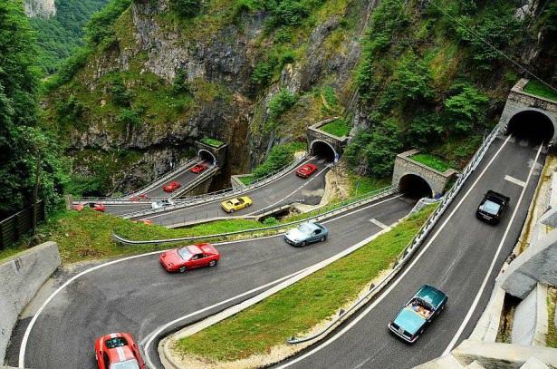 <p>Bir Ferrari ge&ccedil;isi - Passo San Boldo, İtalya</p>
