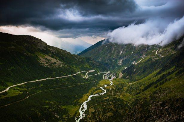 <p>Cap ve Grimsel dağ yolu - İsviçre</p>
