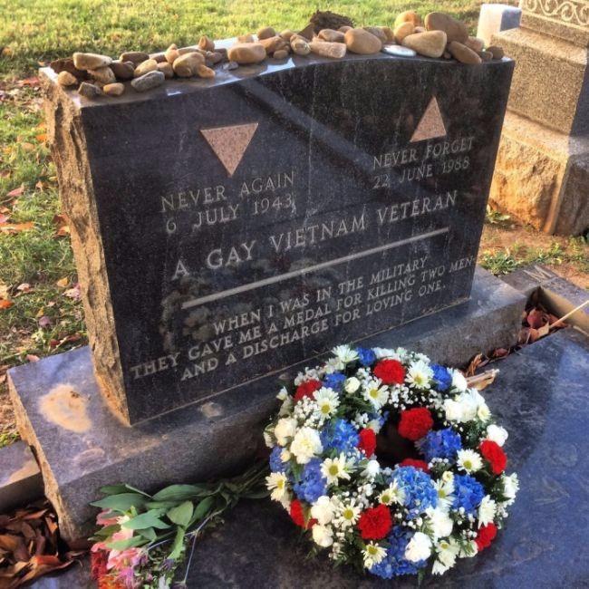 <p>Gay Vietnam Savaşı gazisi mezarı<br />
<br />
( Ordudayken 2 adamı öldürdüğüm için bana madalya verdiler, birisini sevdiğim için ise ordudan çıkardılar.)</p>

<p> </p>
