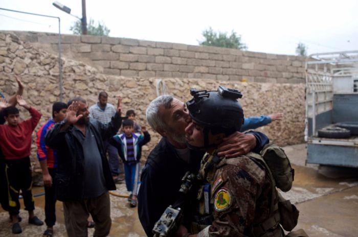 <p>Bir adam, Musul'daki mahalleyi bu hafta serbest bıraktıktan sonra bir Irak özel kuvvetler askerini öpüyor.</p>

<p> </p>
