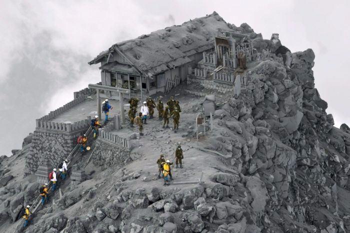 <p>Japonya'nın Ontake volkanik patlamasından kül kaplı bir tapınak</p>

<p> </p>
